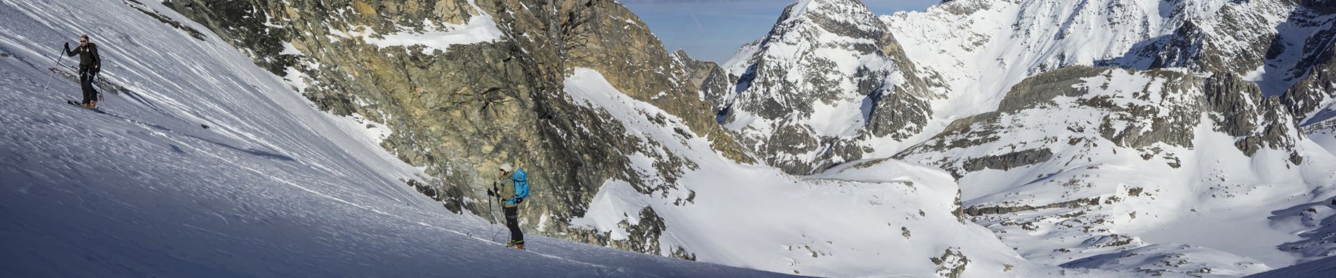 Des skieurs en ski de randonnée lors d'une sortie ski de randonnée en Savoie