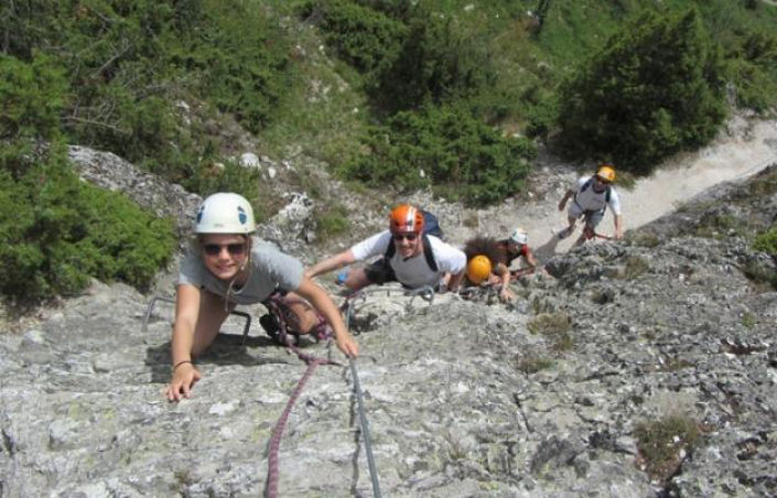 Un groupe en Sortie Via Ferrata en Savoie