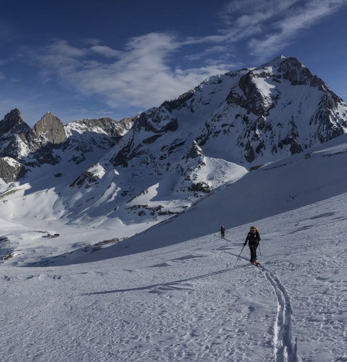 Personnes faisant du ski de randonnée en montagne
