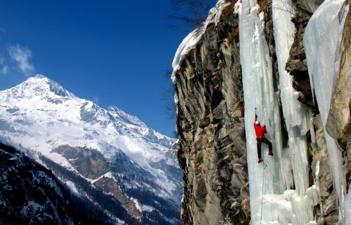 Un alpiniste sur cascade de glace en Savoie