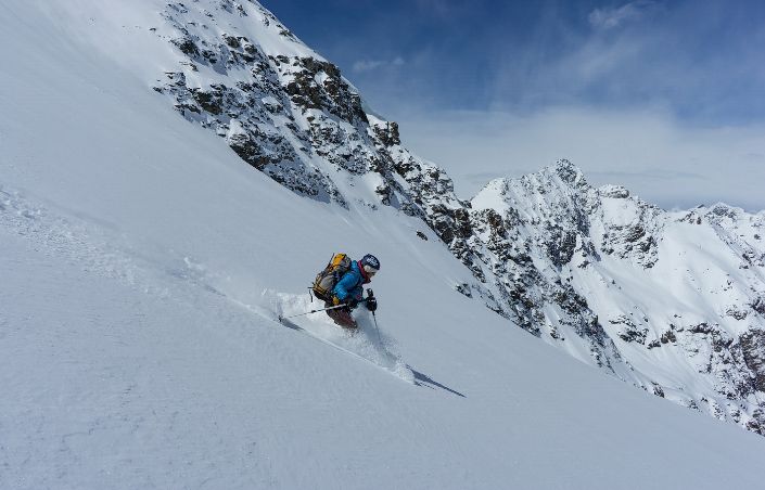 Un skieur en ski hors piste aux Arcs