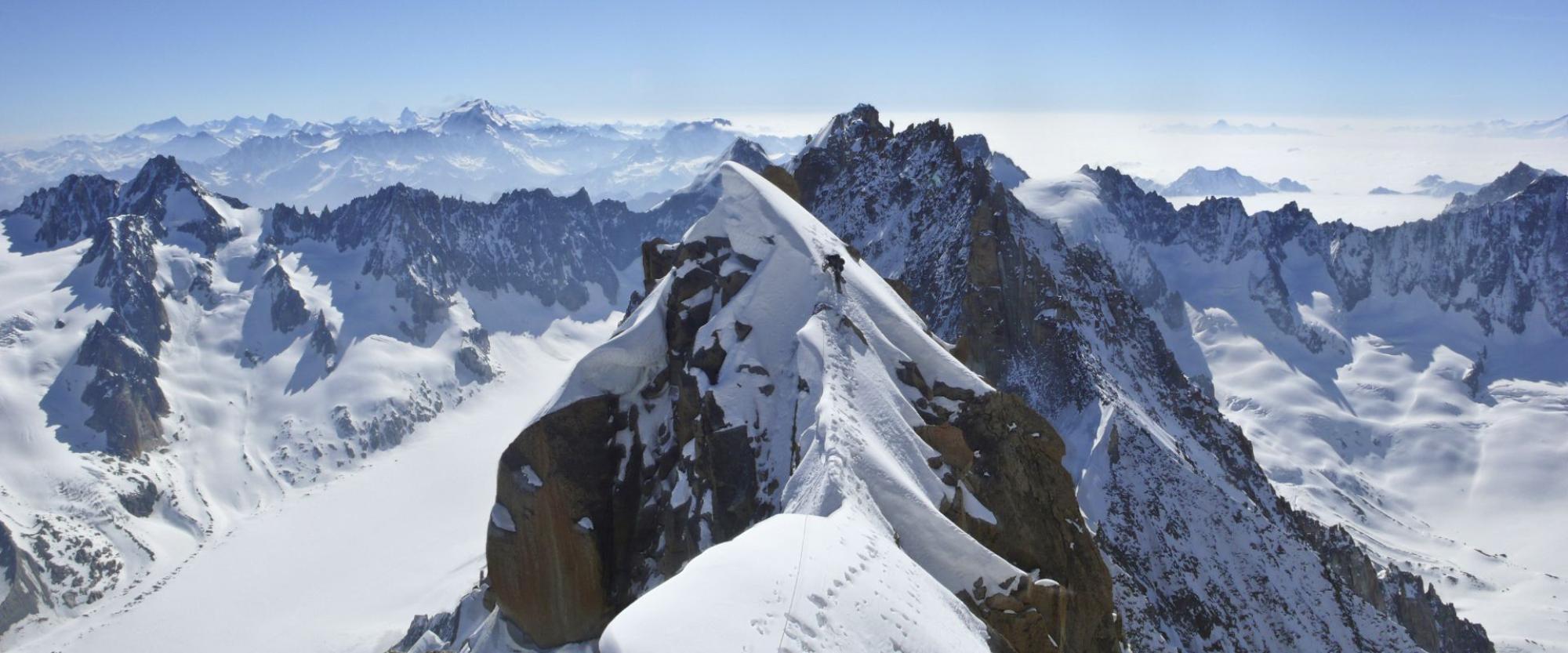 Un sommet des Alpes avec un guide du bureau des guides le gravissant