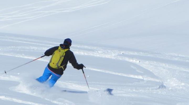 ski hors pistes poudreuse dans la face nord