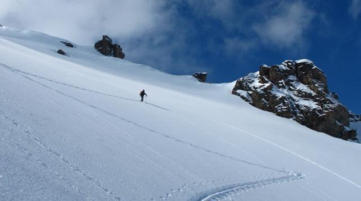 Ski de rando remontée du couloir dans 30 cm de neige poudreuse