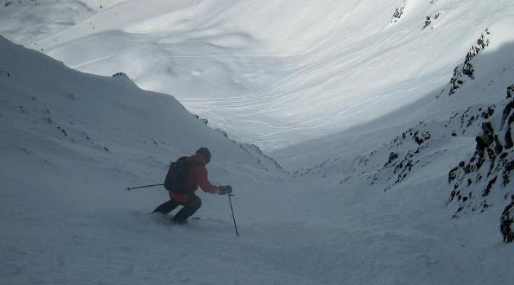 beau couloir en neige poudreuse aux Arcs