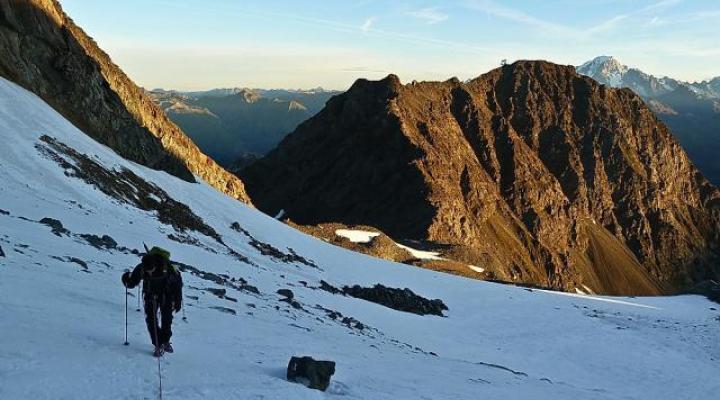Montée vers le col des Roches au lever du soleil.