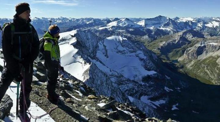 Vue du sommet sur la haute vallée de Peisey-Nancroix.