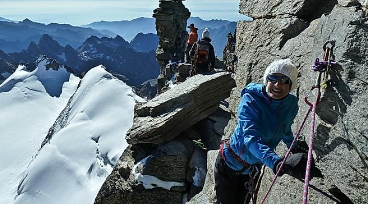 La traversée rocheuse pour accéder au sommet