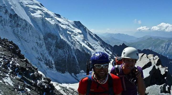 Montée au refuge du Goûter sur fond de face nord de Bionnassay.