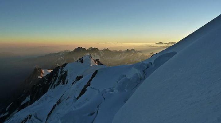 Lever de soleil sur l'arête des Bosses.
