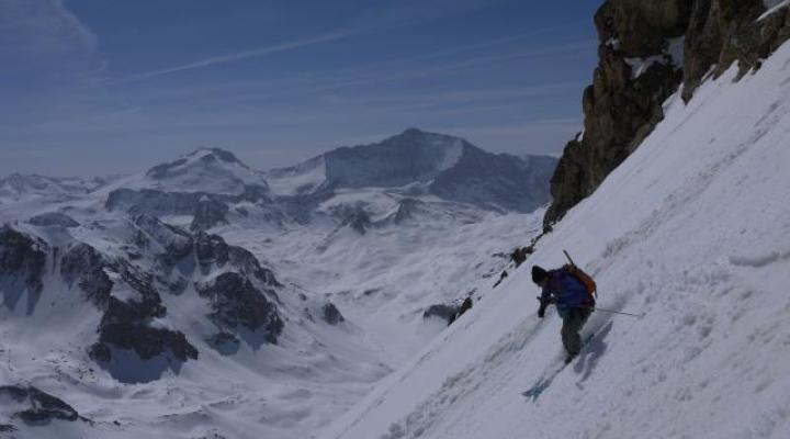 sur fond de grande casse