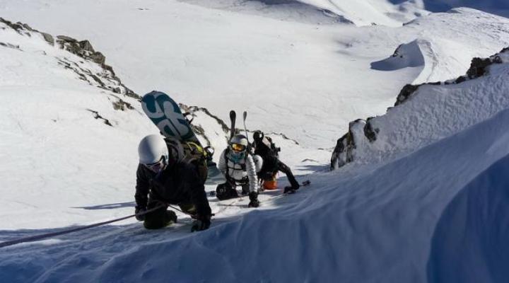 Petit couloir en crampons pour accéder au col.
