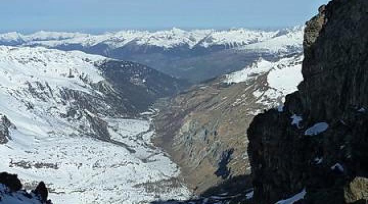 Vue sur la vallée de Peisey depuis la brèche au sommet du couloir.