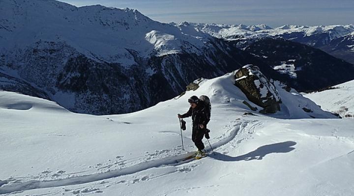 Remontée en peaux de phoque au dessus de la vallée de Peisey.