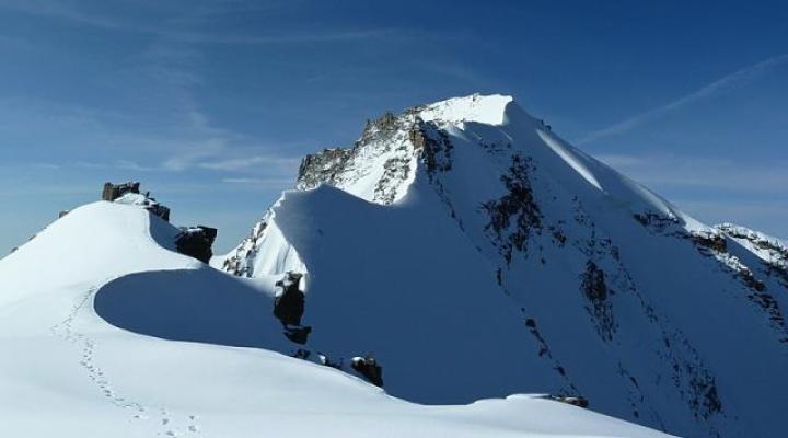 Vue sur la fin de la traversée et la belle arête neigeuse menant au Grand Paradis