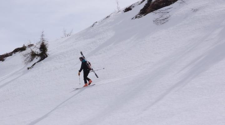 descente en monoski pour cause de case d'une fixation
