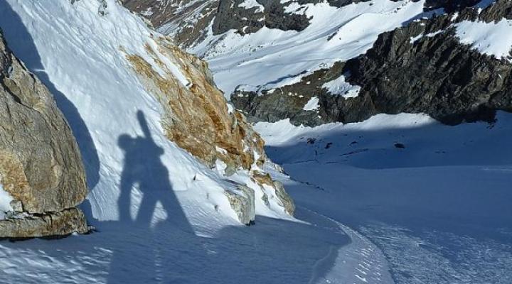 Dans la face nord en direction de l'arête nord-ouest.