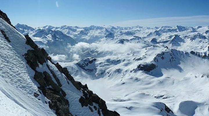 Dans la partie supérieure, vue vers l'est et la station de Tignes