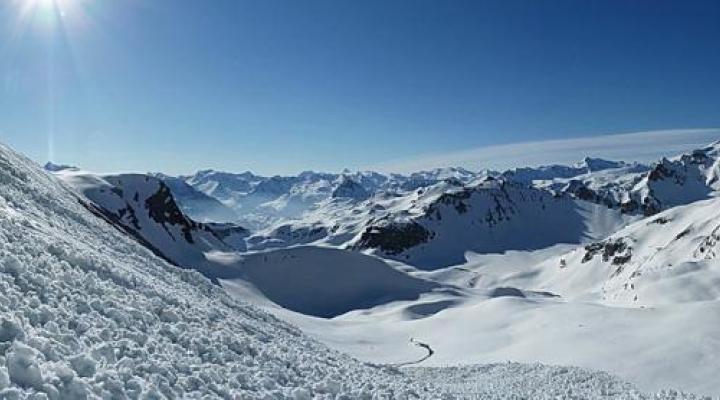 Les grosses avalanches de fonte au pied de la face sud