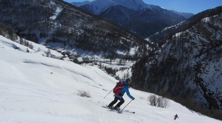 Ski de randonnée dans le Queyras descente sur les Roux