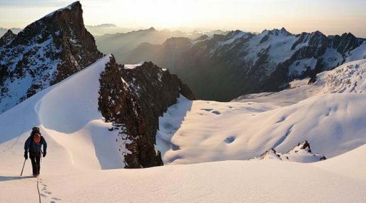 La facile arête neigeuse qui mène aux gendarmes rocheux du petit Paradis