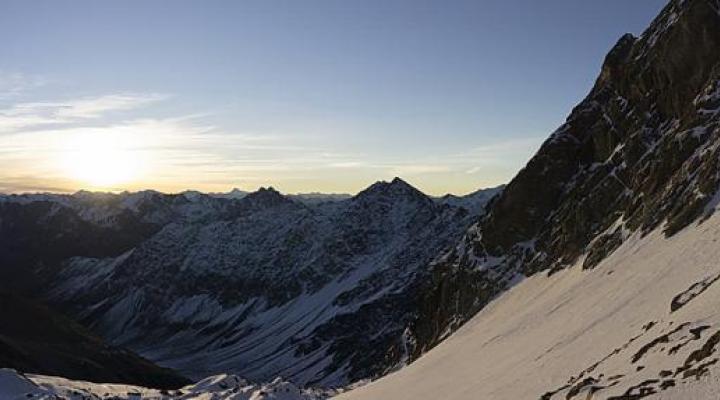 Lever du soleil sous le départ de la voie.