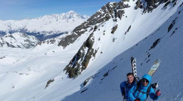 Montée à pied dans le raide couloir d'accès au col.