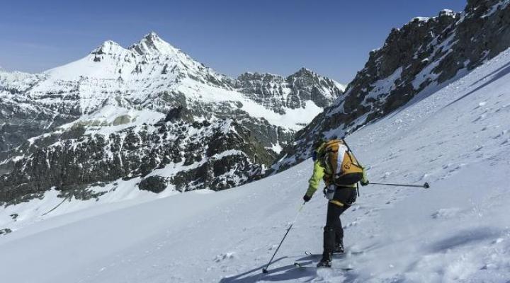 Descente par le glacier du Timorion. Derrière, la Grivola