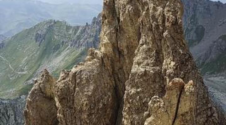 Sous la tour rouge pendant la descente