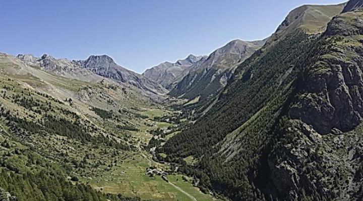 Vue sur le village de la Barge et la haute vallée de l'Ubaye