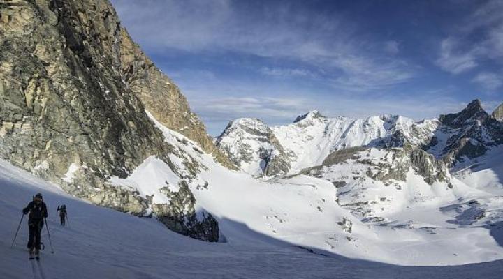 Montée le long des rochers du Génépy.