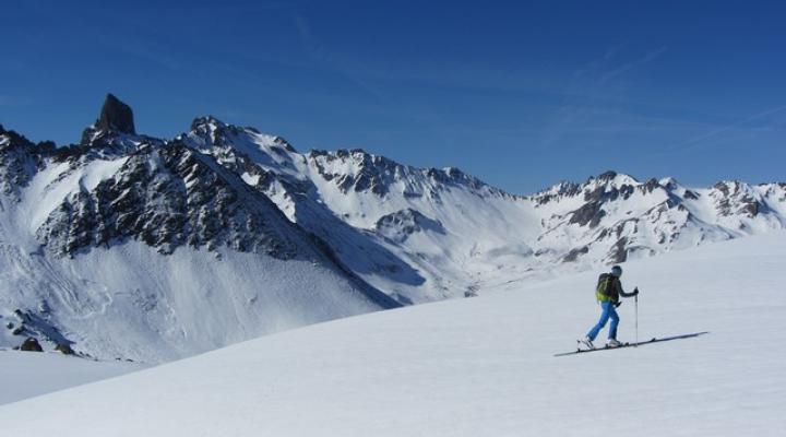 Ski de randonnée dans le Beaufortain avec vue sur la Pierra Menta