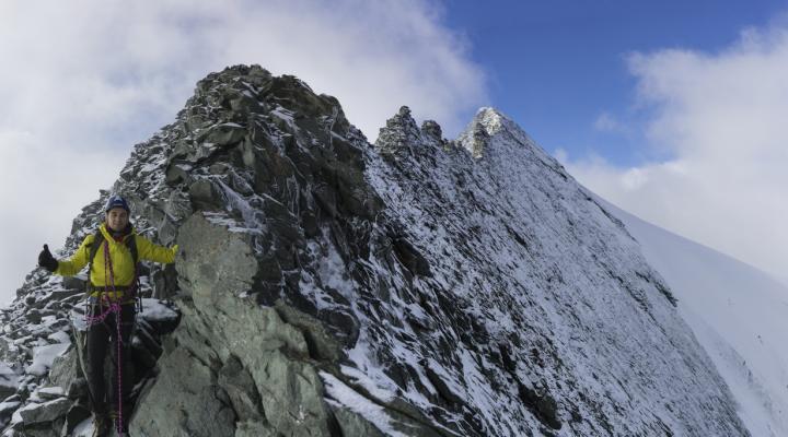 Première trouée de ciel bleu vers le sommet.