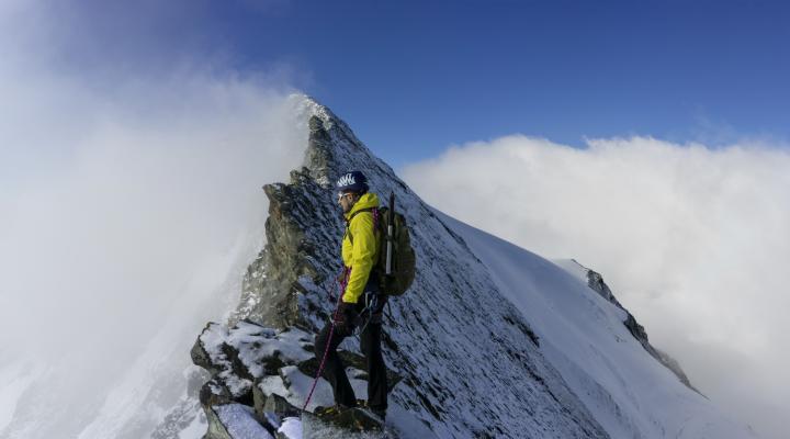 Le sommet émerge des nuages
