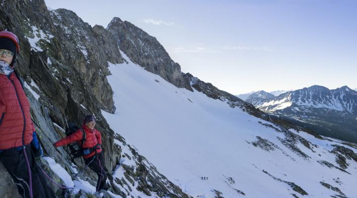 le passage du col du Tondu, enneigé, se fait en crampons.