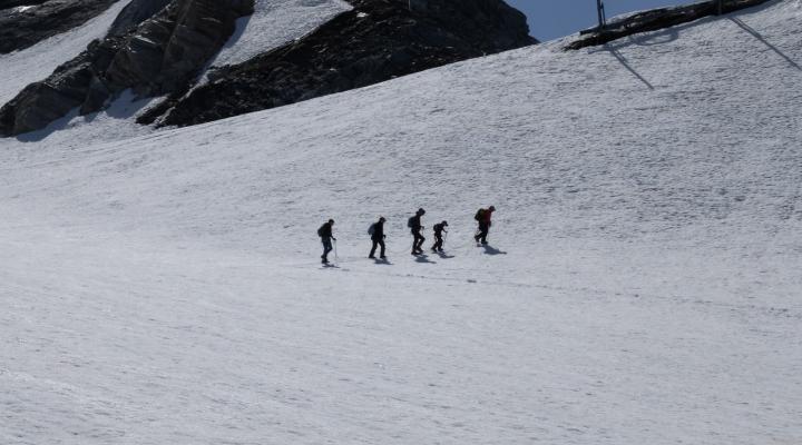 En montant sur le glacier de Bellecotte