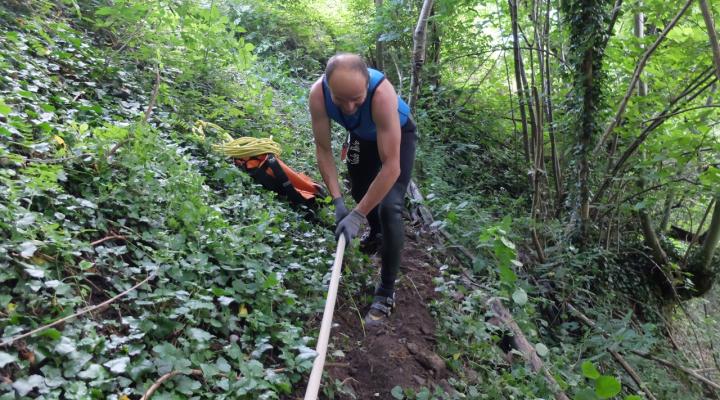 Un coup de pelle sur le chemin