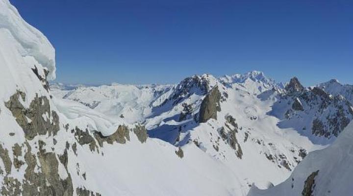 couloir nord du roc de la Charbonnière et les énormes corniches qui le dominent.