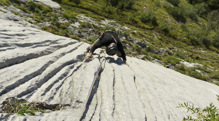 Première longueur courte mais qui met tout de suite dans le bain...