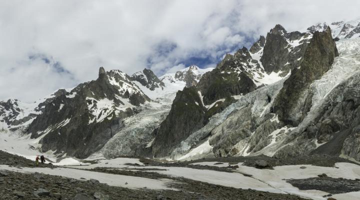 La longue montée au refuge Gonella, au coeur du très sauvage versant de Miage.