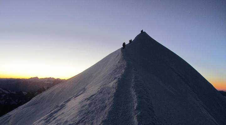 Le jour se lève, on arrive au sommet du Mont Blanc