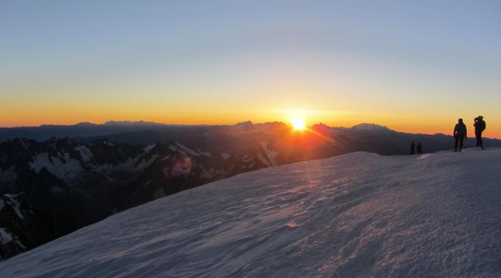 Le sommet du Mont Blanc, levé du soleil - Guide des Arcs