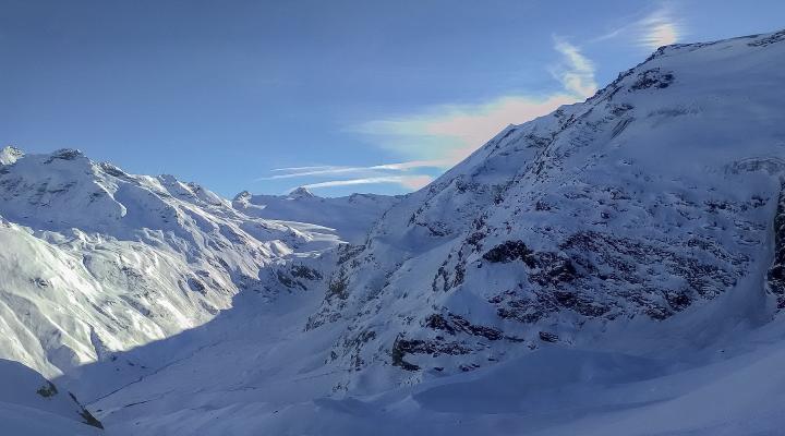 Vue sur la descente du glacier depuis le lago di Vuert.