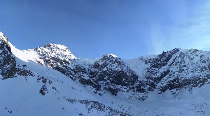 Sous l'impressionante face Nord des Plates des Chamois.