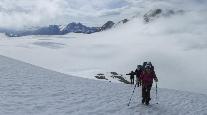 Arrivée à la pointe du Dard, alors que le brouillard s'installe sur le glacier.