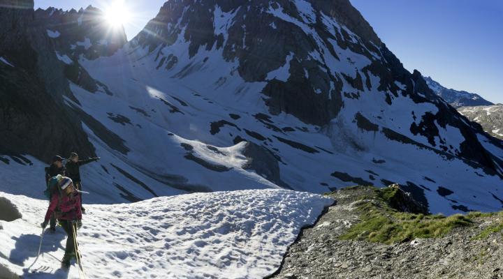 Arrivée au col des schistes alors que le soleil se lève au col de la Grande Casse.