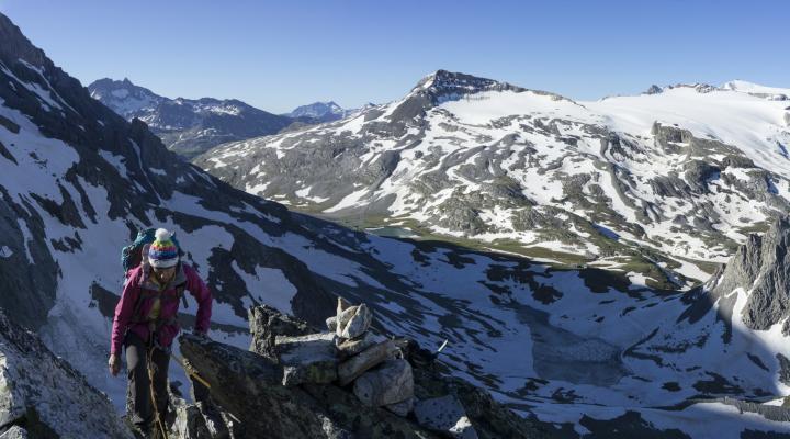Au fond, la partie nord des dômes de la vanoise.
