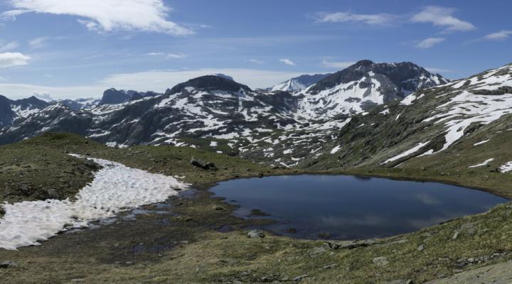 Dans la descente vers le lac de la plagne.