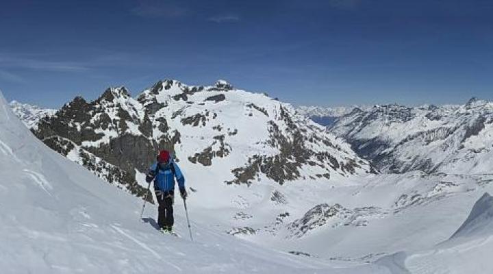 Au pied de l'arête est.