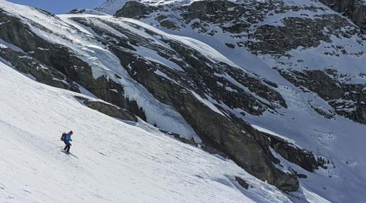 Sous les cascades du glacier
